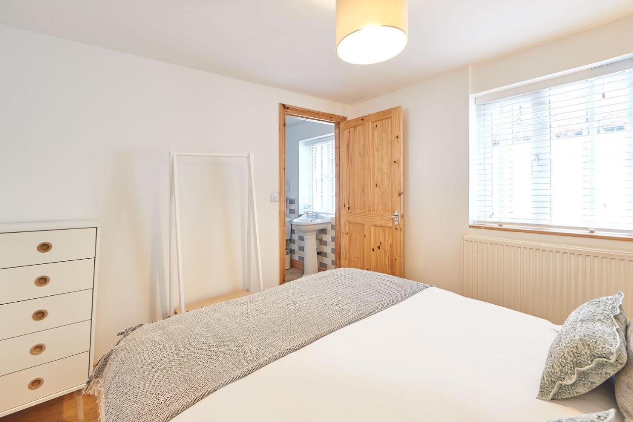 Host & Stay - Little Treasure Whitby Bagian luar foto